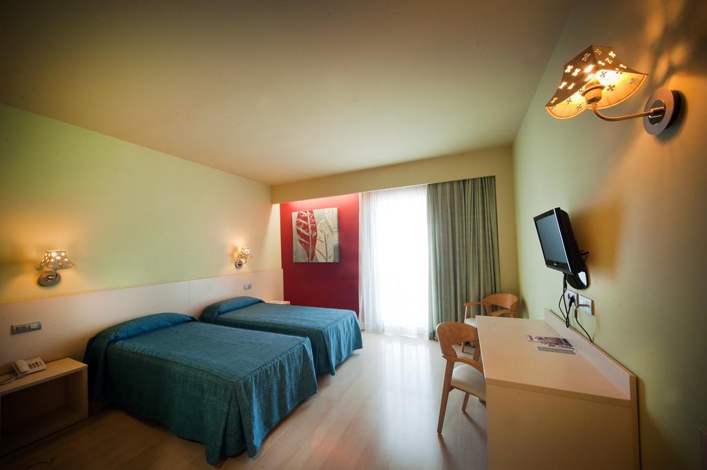 Tramuntana Hotel La Jonquera Room photo